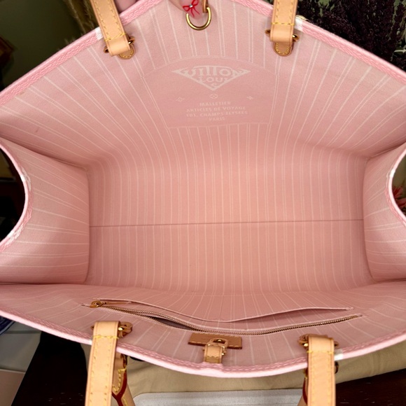 EUC Louis Vuitton Monogram Giant By The Pool OnTheGo GM Light Pink - Picture 8 of 10